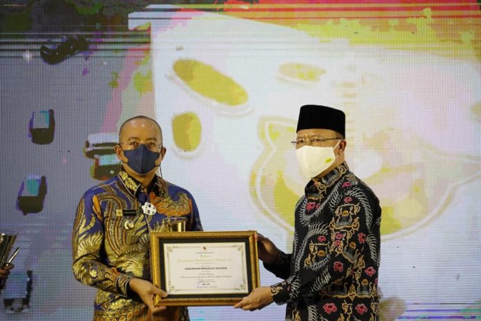 Bupati Bengkulu Selatan saat menerima penghargaan Kabupaten terbaik Pertama Perencanaan dan Pencapaian Daerah se Provinsi Bengkulu