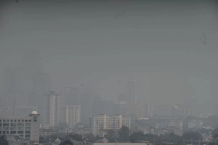 Kabut dari polusi udara di area perkantoran dan bisnis di Jakarta. Kualitas udara di Jakarta yang buruk dipengaruhi oleh polusi dari kendaraan dan PLTU yang dibangun di sekitar Jakarta. © Jurnasyanto Sukarno / Greenpeace