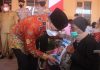 Caption foto: Gubernur Rohidin, saat meninjau Vaksinasi serentak bagi lansia, di Polresta Bengkulu, Selasa (22/2/2022).