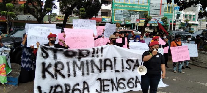 Caption foto: Perhimpunan Mahasiswa Katolik Republik Indonesia (PMKRI) dan Ikatan Mahasiswa Papua (IMAPA) kembali menggelar aksi di depan Pengadilan Negeri Bengkulu atas dugaan Kriminalisasi terhadap Warga Jenggalu Kabupaten Seluma.