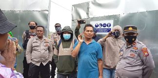 Caption foto: Warga Pasar Seluma saat menyambangi PT. Faminglevto Bakti Abadi, Senin (11/12/2022).