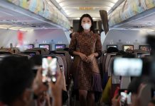 Caption foto: Fashion Show 35.000 Kaki oleh Cabin Crew Batik Air, Hari Batik Nasional Bertemakan "Ikon Kebanggan Indonesia" (Foto/dok: Batik Air)