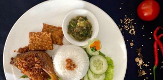 Caption foto: Menu makanan “Bebek Carok Serundeng” yang merupakan salah satu masakan khas Madura - Jawa Timur. (Foto/dok: Santika Bengulu)