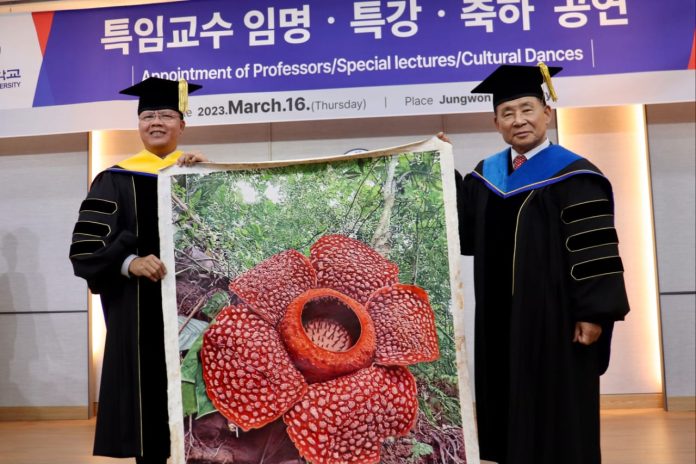 Caption foto: Gubernur Bengkulu Rohidin Mersyah Terima Gelar Profesor dari Universitas Jungwon.