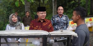 Caption foto: Gubernur Bengkulu saat serahkan Bantuan Gerobak Pedagang Sayur, bagi warga Kabupaten Kepahing, Provinsi Bengkulu (Foto/dok)