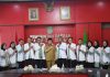 Caption foto: Sekda Kabupaten Seluma saat melepas 10 Dokter Internship yang mengabdi kepada masyarakat (Foto/dok)