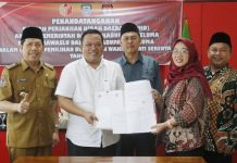 Caption foto: Bupati Erwin teken hibah Pemerintah dan Bawaslu serta KPU Kabupaten Seluma dalam mensukseskan Pemilu 2024 mendatang (Foto/dok)