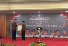 Caption foto: Wakil Bupati Seluma saat menerima penghargaan peduli lingungan (Foto/dok: MC Kabupaten Seluma)