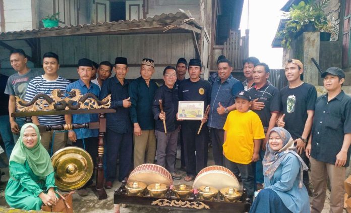 Caption foto: Anggota DPRD Provinsi Bengkulu salurkan bantuan alat musik (Foto/dok)