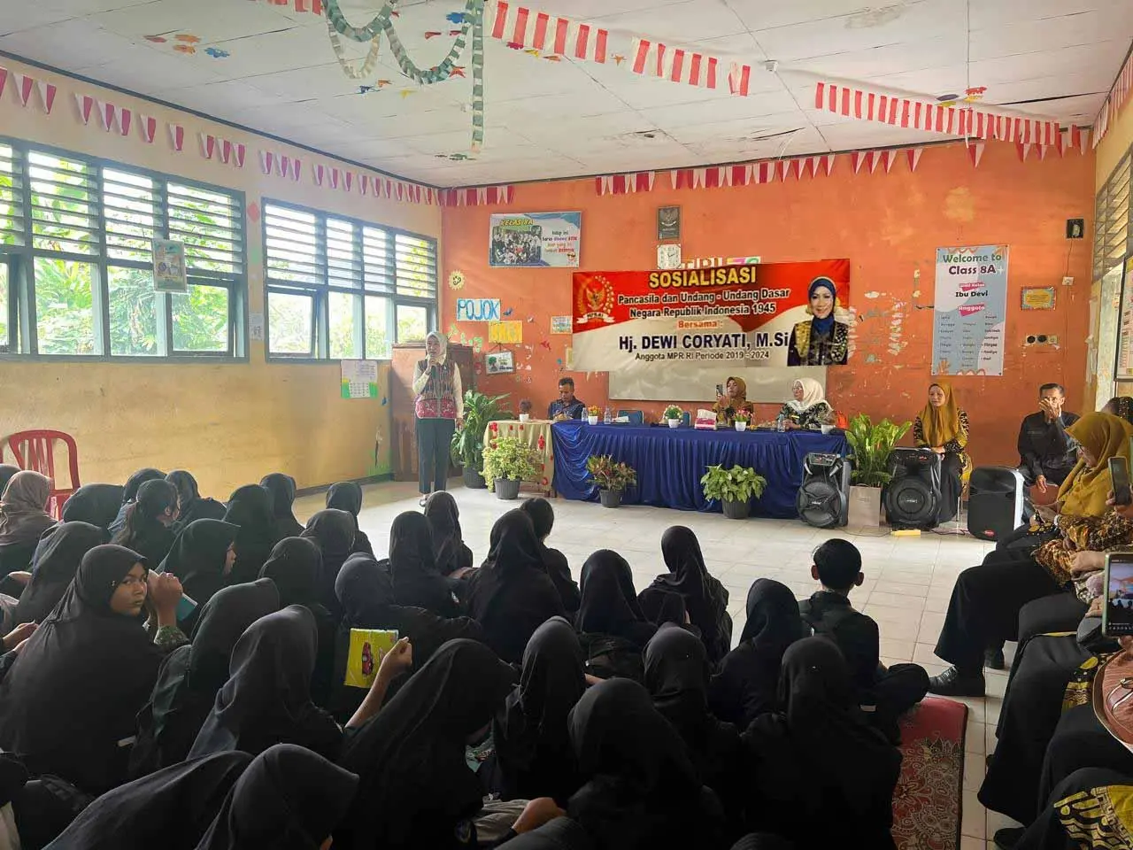 Caption foto: Anggota MPR RI Dewi Coryati Sosialisasikan Empat Pilar Kebangsaan di SMPN 19 Kota Bengkulu, Senin Februari 2025 (Foto/dok: Soprian Ardianto)