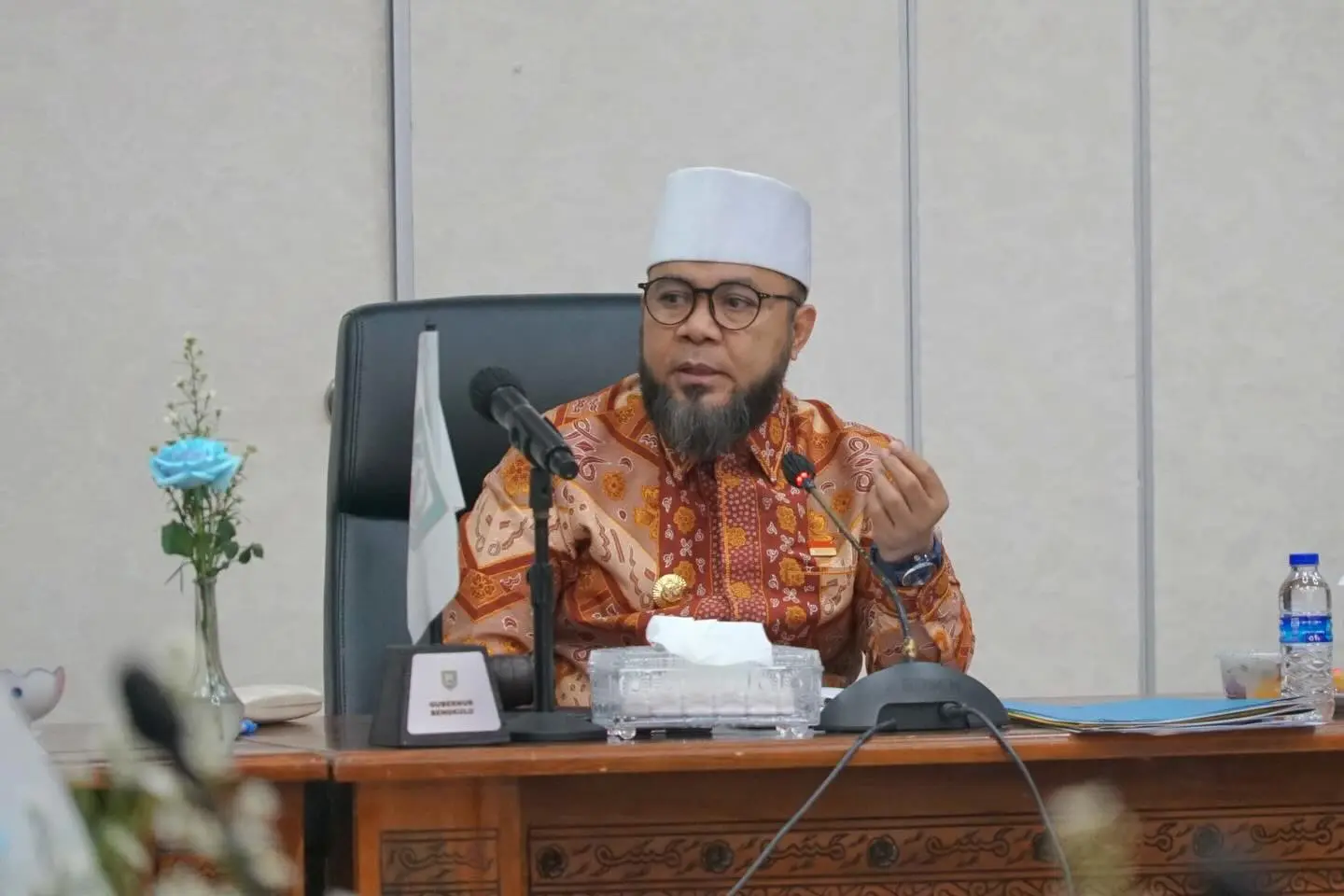 Caption foto: Gubernur Bengkulu Helmi Hasan saat menghadiri RUPSLB Bank Bengkulu, pada Selasa, 16 Desember 2025 (Foto/dok: Soprian Ardianto)
