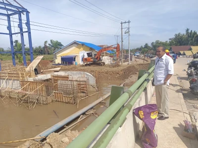 Caption foto: Anggota DPRD Kota Bengkulu, Marliadi saat pengecekan Pembangunan Pengendali Banjir di Tanjung Agung, pada Januari 2026 (Foto/dok: Soprian Ardianto)