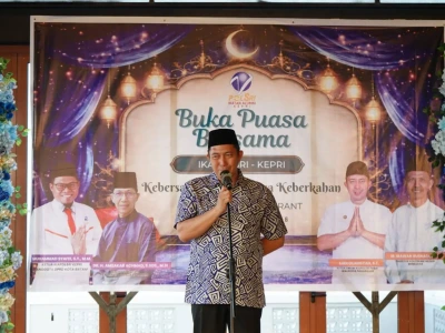 Caption foto: Wali Kota Pagar Alam saat memberikan kata sambutan diacara Buka Bersama dengan Ikapolsri Provinsi Kepulauan Riau, Minggu 01 Februari 2026 (Foto/dok: Info Negeri))