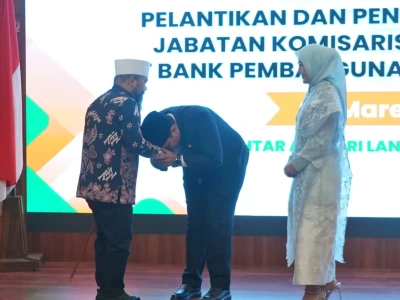 Caption foto: Andaru Sungkem kepada Gubernur Helmi Hasan di hari Pelantikan sebagai Komisaris Nonindependen Bank Bengkulu, pada Minggu 08 Maret 2026 (Foto/dok: Info Negeri)