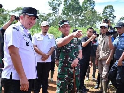 Caption foto: Pangdam II/Sriwijaya Mayjen TNI Ujang Darwis, beserta Danrem 044/Gapo, Brigjen TNI Khabib Mahfud, tinjau lokasi lahan untuk pembangunan Yonif TP di Tebat Benawa, pada Rabu 08 April 2026 (Foto/dok: Soprian Ardianto)
