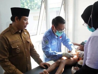 Caption foto: Wali Kota Bengkulu Dedy Wahyudi saat meninjau langsung pelaksanaan Khitan, Senin, 20 April 2026 (Foto/dok: Soprian Ardianto)