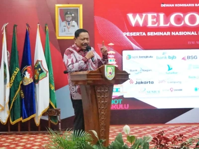 Caption foto: Wakil Gubernur Bengkulu Mian saat mebuka acara Seminar Nasional Forum Komunikasi Direktur Kepatuhan (FKDK) Bank Pembangunan Daerah (BPD) Wilayah Barat Indonesia Tahun 2026 pada Rabu, 22 April 2026 (Foto/dok: Soprian Ardianto)