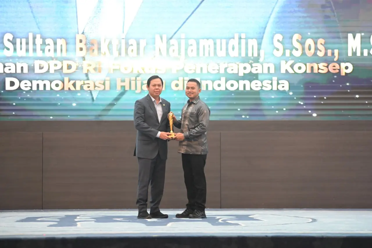Caption foto: Ketua DPD RI Sultan M. Najamudin saat menerima Koordinatoriat Wartawan Parlemen (KWP) award 2026 pada Kamis 16 April 2026 (Foto/dok: Info Negeri)
