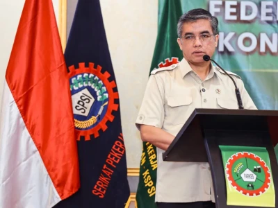 Caption foto: Menaker saat menyampaikan kata sambutan di acara Musyawarah Nasional Tahun 2026 Federasi Serikat Pekerja Farmasi dan Kesehatan (FSP FARKES) KSPSI di Jakarta, Kamis 02 April 2026 (Foto/dok: Info Negeri)