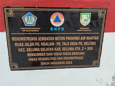 Caption foto: Plakat Jembatan Martan Kabupaten Seluma (Foto/dok: Soprian Ardianto)