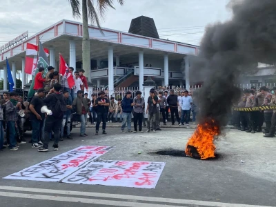 Caption foto: Massa aksi mahasiswa yang tergabung dari HMI, GMNI dan GMKI di Gedung DPRD Provinsi Bengkulu, Senin 06 April 2026 (Foto/dok: Soprian Ardianto)