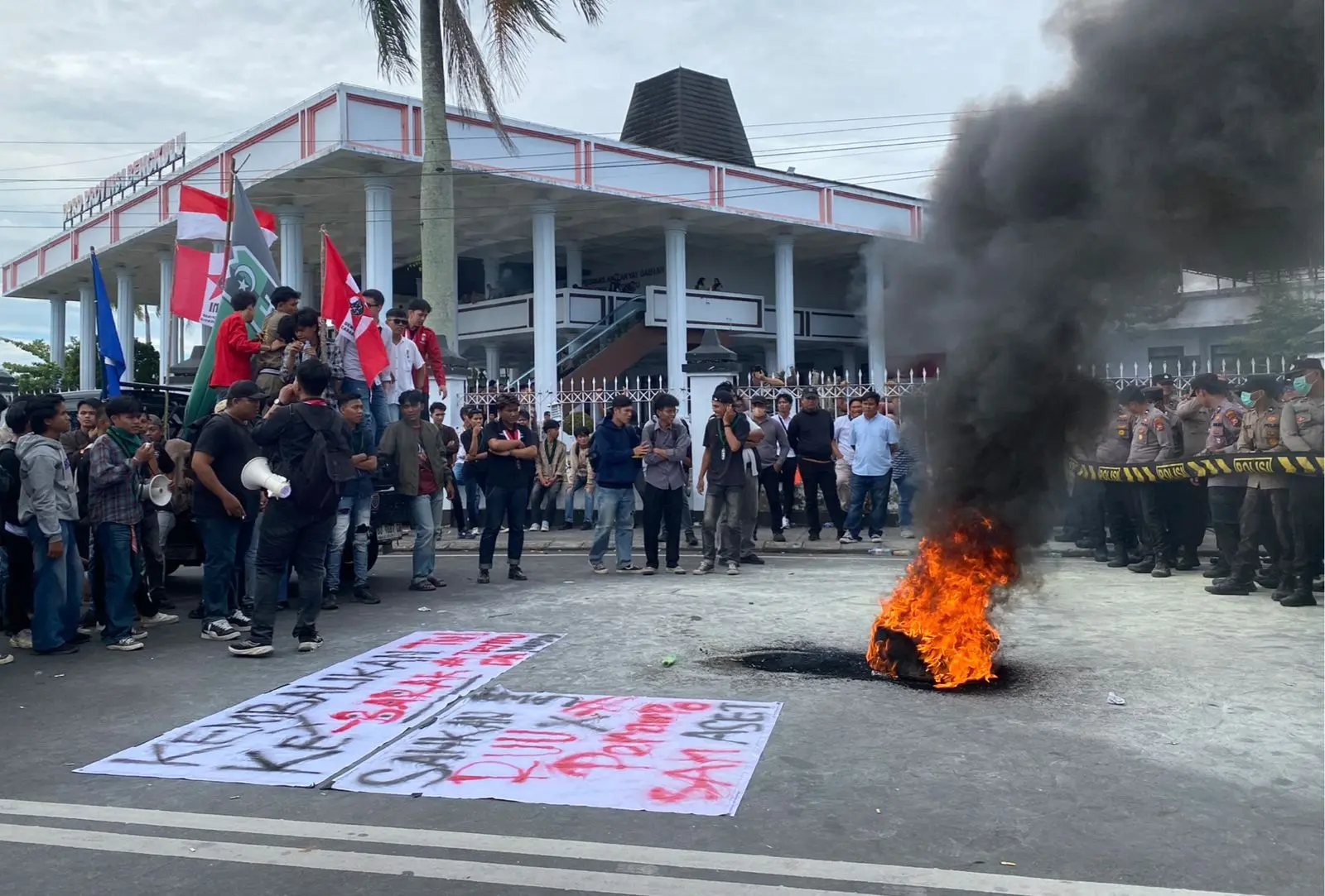 Caption foto: Massa aksi mahasiswa yang tergabung dari HMI, GMNI dan GMKI di Gedung DPRD Provinsi Bengkulu, Senin 06 April 2026 (Foto/dok: Soprian Ardianto)