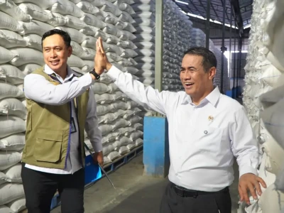 Caption foto: Letnan Jenderal TNI (Purn) Dr. Ahmad Rizal Ramdhani S.Sos, SH. M.Han saat mendampingi Menteri Pertanian Andi Amran Sulaiman sidak ke Gudang Filial BULOG Cabang Karawang (Foto/dok: BULOG)