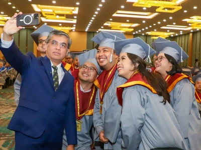 Caption foto: Menaker Yassierli saat memberikan Orasi Ilmiah dalam acara Wisuda Program Sarjana dan Magister Universitas Paramadina, Sabtu, 25 April 2025 (Foto/dok: Info Negeri)