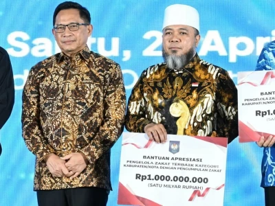Caption foto: Kanan, Gubernur Bengkulu Helmi Hasan saat menerima Apresiasi Pemerintah Daerah Berprestasi 2026 yang digelar Kementerian Dalam Negeri di Wyndham Opi Hotel, Palembang, Sabtu, 25 April 2026 (Foto/dok: Soprian Ardianto/ChatGPT)