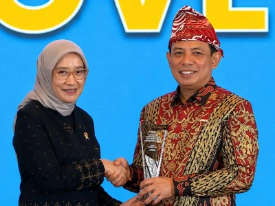 Caption foto: Wali Kota Bengkulu Dedy Wahyudi saat menerima penghargaan National Governance Award 2026 dengan kategori Excellent City in Good Governance, Jumat 24 April 2026 (Foto/dok: Soprian Ardianto/SC YT Metro TV)