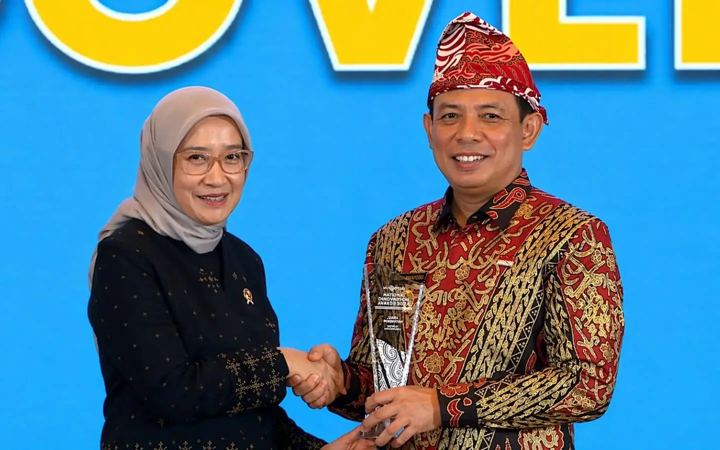 Caption foto: Wali Kota Bengkulu Dedy Wahyudi saat menerima penghargaan National Governance Award 2026 dengan kategori Excellent City in Good Governance, Jumat 24 April 2026 (Foto/dok: Soprian Ardianto/SC YT Metro TV)