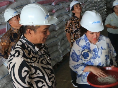 Caption foto: Elisa Ermasari Anggota DPD RI kunjungi Bulog Bengkulu untuk memastikan ketersediaan pangan, Jumat, 08 Mei 2026 (Foto/dok: Soprian Ardianto)