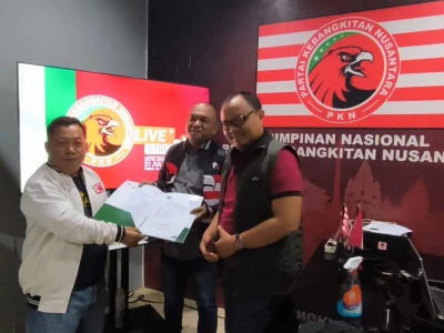 Caption foto: Ketua Bidang Organisasi dan Keanggotaan PIMNAS PKN, Prayoto Ateng saat memberikan SK untuk masa bakti 2026–2031 (Foto/dok: Info Negeri)