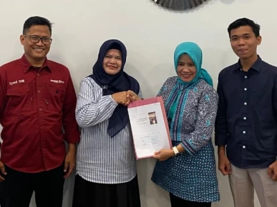 Caption foto: Penyerahan simbolis estafet kepemimpinan Mafindo Bengkulu, pada Kamis, 07 Mei 2026 (Foto/dok: Soprian Ardianto)