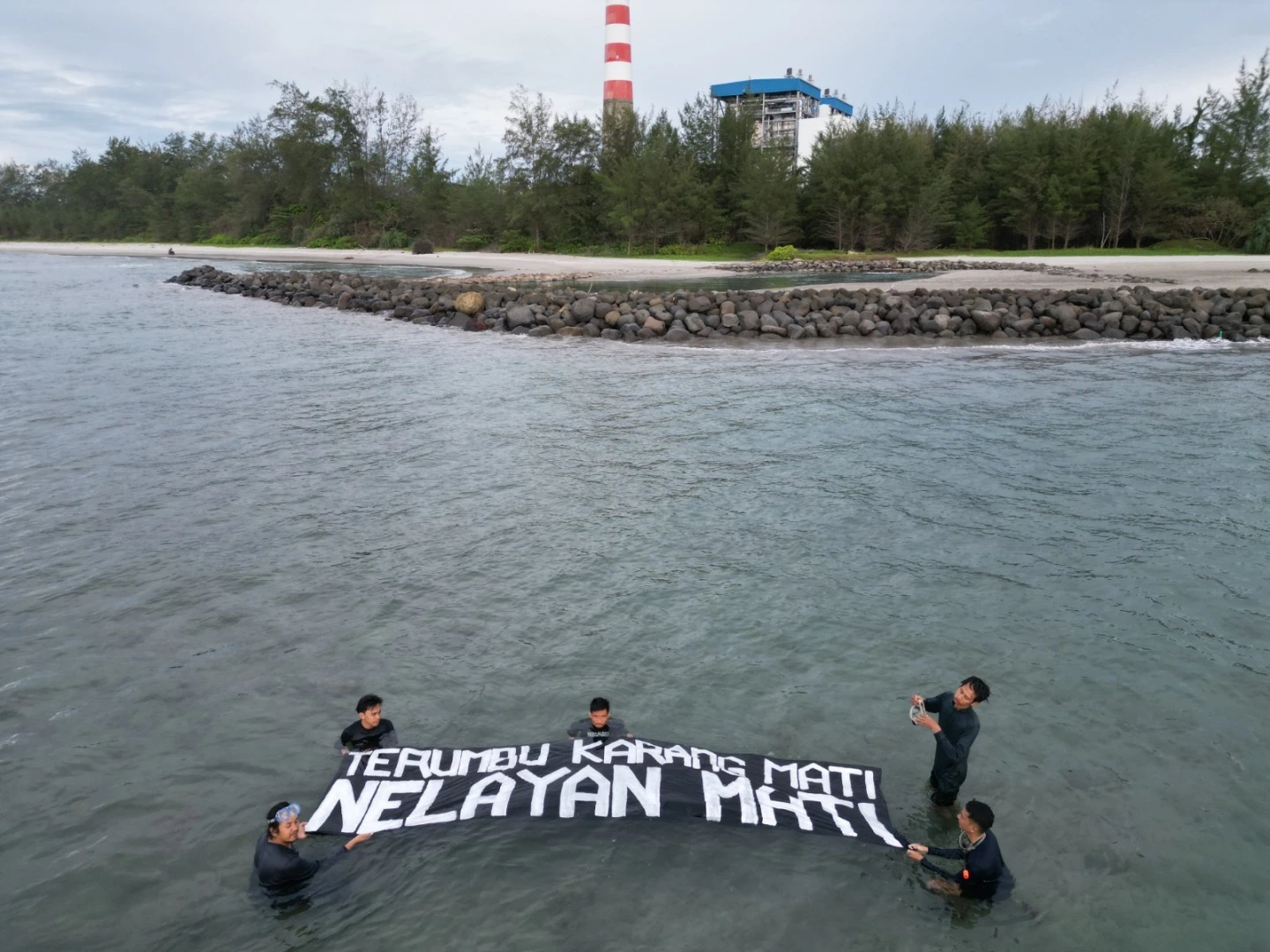 Caption foto: Cerobong PLTU Batu Bara Teluk Sepang, Kota Bengkulu (Foto/dok: Info Negeri)