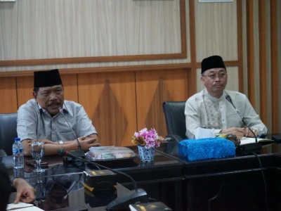 Caption foto: Wakil Gubernur Bengkulu, Mian saat gelar rapat turunnya harga sawit pada, Jumat (22/05/2026)