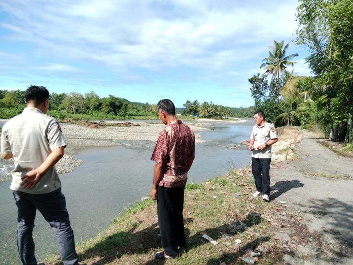 Caption foto: Pemkab BS saat meninjau jalan amblas di Desa Maras, Kecamatan Air Nipis (Foto/dok: Info Negeri)