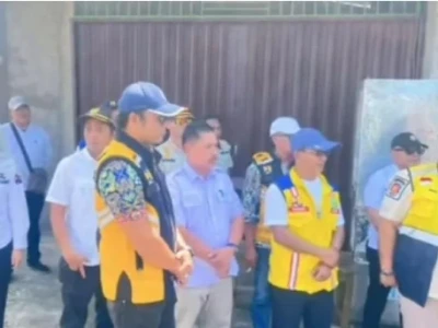 Bupati Bengkulu Selatan H. Rifai Tajuddin meninjau langsung kondisi ruas jalan penghubung Desa Padang Gilang, Kecamatan Manna, menuju wilayah Pino