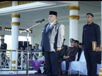 Bupati Bengkulu Selatan H. Rifai Tajuddin, S.Sos selaku inspektur upacara