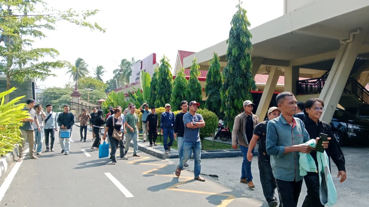 Pondok Dibakar PT APS, Laporan Mandek Enam Bulan, Petani Geruduk Polda Bengkulu