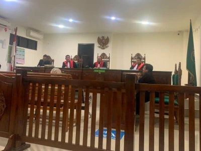 Caption foto: Sidang lanjutan terdakwa Latifa Tusa’dia kembali digelar di Pengadilan Negeri Bengkulu, Selasa 14 Juli 2026 (Foto/dok: Soprian Ardianto)