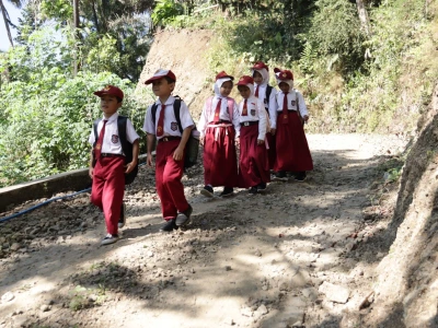 Langkah Kecil Menuju Mimpi, TMMD Bangun Jalan Harapan Anak-anak Desa Gumelem Kulon