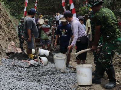 Pengecoran Jalan TMMD Reguler ke-129 Dimulai, TNI dan Warga Gotong Royong Bangun Akses Desa di Banjarnegara