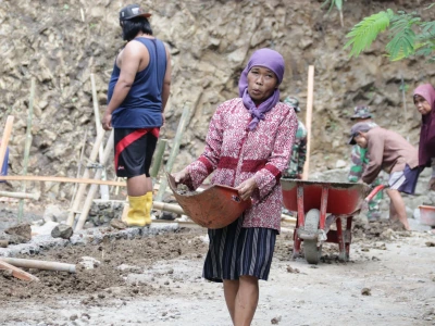 Bariah, Perempuan Tangguh yang Ikut Menguruk Jalan TMMD Demi Kemajuan Desa