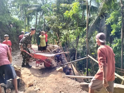 Anggota Satgas TMMD Pantang Berpangku Tangan, Serka Munasibun Angkut Material Demi Percepat Pembangunan Desa