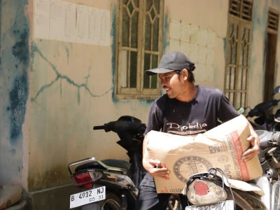 Motor Tua Jadi Andalan Angkut Semen, Aksi Tio Percepat Pembangunan TMMD di Banjarnegara