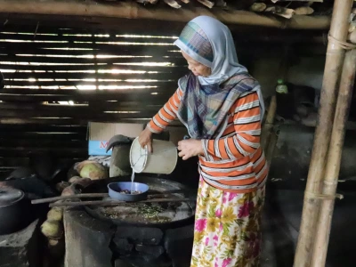 Perajin Gula Kelapa di Banjarnegara Optimistis Usaha Meningkat Berkat TMMD ke-129