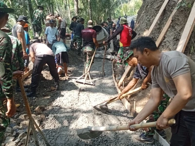 TNI, Polri, dan Warga Kompak Bangun Rabat Beton di TMMD ke-129 Banjarnegara