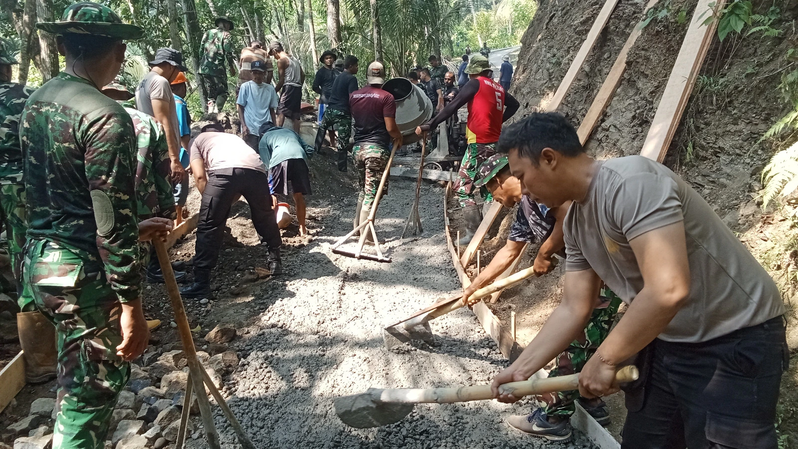 TNI, Polri, dan Warga Kompak Bangun Rabat Beton di TMMD ke-129 Banjarnegara