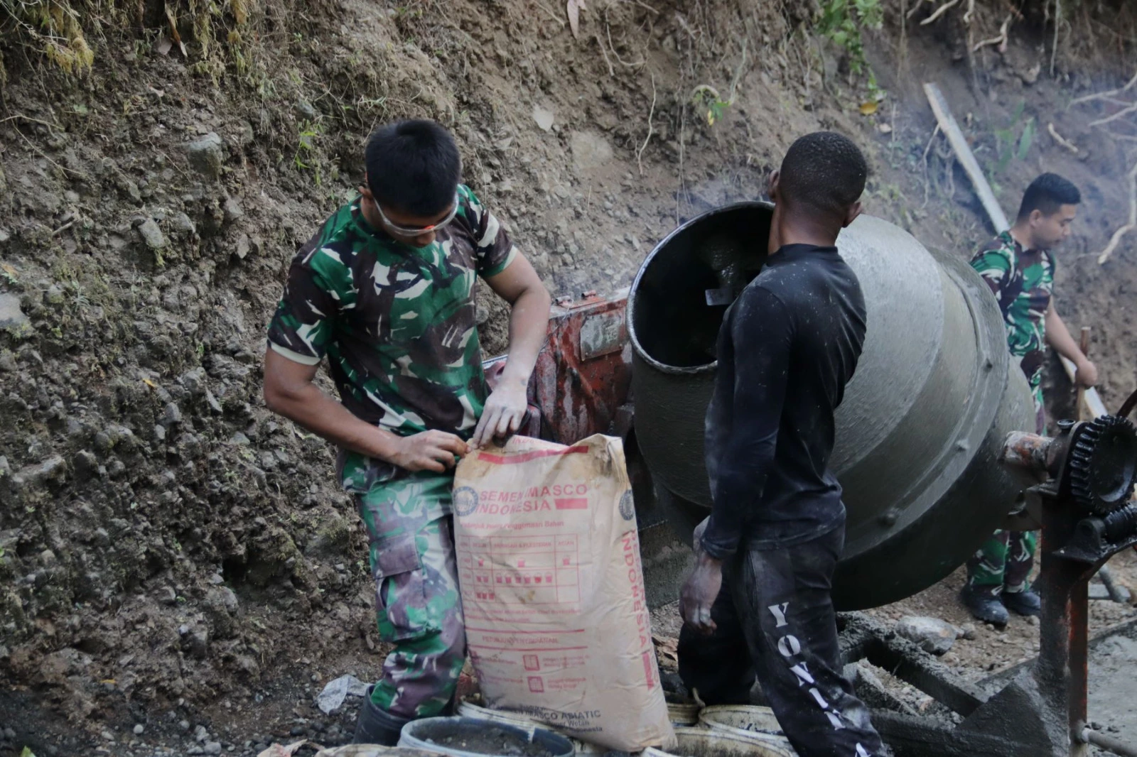 Deru Molen Iringi Gotong Royong TNI dan Warga Bangun Jalan TMMD di Banjarnegara